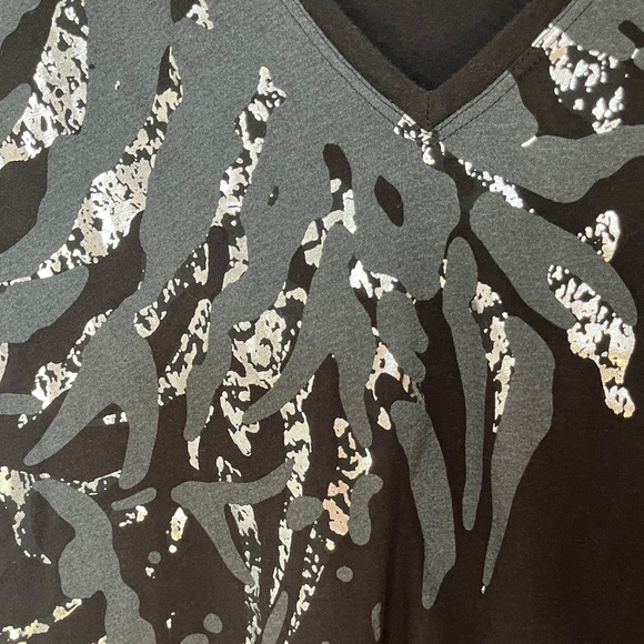 Bundle of two 100% Cotton Animal Print Tees - Picture 5 of 16